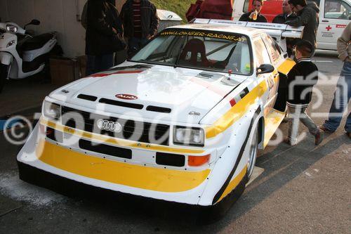 Die Fotos 1-83 zeigen die Ankunft der Teilnehmer beim Golfplatz in Atzgersbrugg, die Fotos 84-102 beim freiwilligen Fahren auf dem Wachau-Ring. Die Fotos 103-11 einen im Fahrerlager stehenden Audi Quattro S1 aus der Zeit der Gruppe-B-Monster