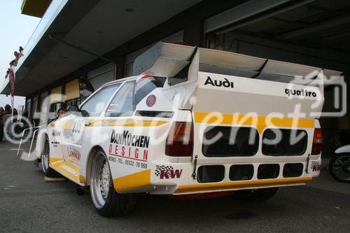 Die Fotos 1-83 zeigen die Ankunft der Teilnehmer beim Golfplatz in Atzgersbrugg, die Fotos 84-102 beim freiwilligen Fahren auf dem Wachau-Ring. Die Fotos 103-11 einen im Fahrerlager stehenden Audi Quattro S1 aus der Zeit der Gruppe-B-Monster