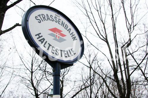 (C) fotodienst/Anna Rauchenberger - Wien 21.12.2006  - Ein Streifzug durch Wien. FOTO: Straßenbahn-Haltestellenschild, Station Dr. Karl-Renner-Ring.