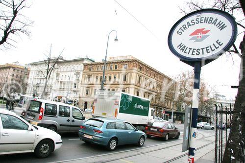 (C) fotodienst/Anna Rauchenberger - Wien 21.12.2006  - Ein Streifzug durch Wien. FOTO: Straßenbahn-Haltestellenschild, Station Dr. Karl-Renner-Ring.