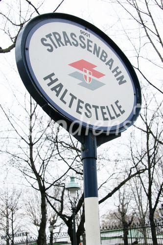 (C) fotodienst/Anna Rauchenberger - Wien 21.12.2006  - Ein Streifzug durch Wien. FOTO: Straßenbahn-Haltestellenschild, Station Dr. Karl-Renner-Ring.