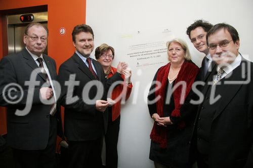 (C) Fotodienst/Anna Rauchenberger - 19.12.2007 - Wien - Der Verein neunerHAUS eröffnet das dritte Wohnhaus für obdachlose Menschen in Wien - Favoriten als Gemeinschaftsprojekt mit der Wohnbauvereinigung für Privatangestellte (WBV-GPA). FOTO v.l.: Walter Zwiauer (Vorstandsvorsitzender der GPA Privatstiftung), Wohnbaustadtrat Dr. Michael Ludwig, Marianne Klicka (Beiratsmitglied des Fonds Soziales Wien), Hermine Mospointer (Bezirksvorsteherin Favoriten), Mag. Markus Reiter (GF des Vereins neunerHAUS), Dr. Josef Schmidinger (Vorstandsvorsitzender der s-Bausparkasse), 