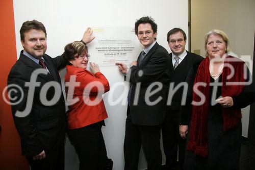 (C) Fotodienst/Anna Rauchenberger - 19.12.2007 - Wien - Der Verein neunerHAUS eröffnet das dritte Wohnhaus für obdachlose Menschen in Wien - Favoriten als Gemeinschaftsprojekt mit der Wohnbauvereinigung für Privatangestellte (WBV-GPA). FOTO v.l.: Wohnbaustadtrat Dr. Michael Ludwig, Marianne Klicka (Beiratsmitglied des Fonds Soziales Wien), Mag. Markus Reiter (GF des Vereins neunerHAUS), Dr. Josef Schmidinger (Vorstandsvorsitzender der s-Bausparkasse), Hermine Mospointer (Bezirksvorsteherin Favoriten)