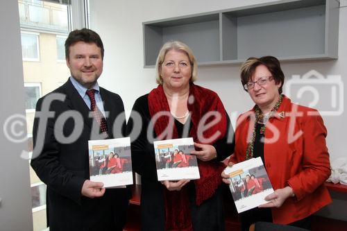 (C) Fotodienst/Anna Rauchenberger - 19.12.2007 - Wien - Der Verein neunerHAUS eröffnet das dritte Wohnhaus für obdachlose Menschen in Wien - Favoriten als Gemeinschaftsprojekt mit der Wohnbauvereinigung für Privatangestellte (WBV-GPA). FOTO v.l.: Wohnbaustadtrat Dr. Michael Ludwig, Hermine Mospointer (Bezirksvorsteherin Favoriten), Marianne Klicka (Beiratsmitglied des Fonds Soziales Wien)