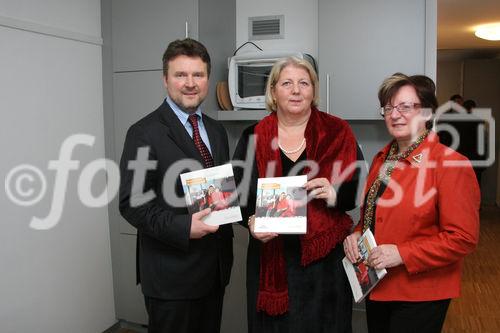 (C) Fotodienst/Anna Rauchenberger - 19.12.2007 - Wien - Der Verein neunerHAUS eröffnet das dritte Wohnhaus für obdachlose Menschen in Wien - Favoriten als Gemeinschaftsprojekt mit der Wohnbauvereinigung für Privatangestellte (WBV-GPA). FOTO v.l.: Wohnbaustadtrat Dr. Michael Ludwig, Hermine Mospointer (Bezirksvorsteherin Favoriten), Marianne Klicka (Beiratsmitglied des Fonds Soziales Wien)