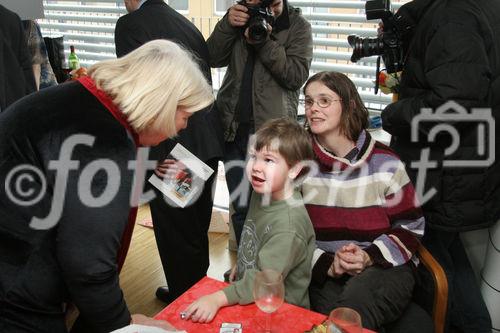 (C) Fotodienst/Anna Rauchenberger - 19.12.2007 - Wien - Der Verein neunerHAUS eröffnet das dritte Wohnhaus für obdachlose Menschen in Wien - Favoriten als Gemeinschaftsprojekt mit der Wohnbauvereinigung für Privatangestellte (WBV-GPA). FOTO: Hermine Mospointner (Bezirksvorsteherin von Favoriten) im Gespräch mit Bewohnern des neuen Hauses.