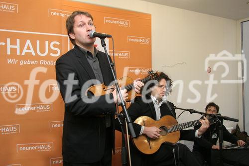 (C) Fotodienst/Anna Rauchenberger - 19.12.2007 - Wien - Der Verein neunerHAUS eröffnet das dritte Wohnhaus für obdachlose Menschen in Wien - Favoriten als Gemeinschaftsprojekt mit der Wohnbauvereinigung für Privatangestellte (WBV-GPA). FOTO: Für musikalische Umrahmung sorgte die Wienerliedband 'Die Strottern'