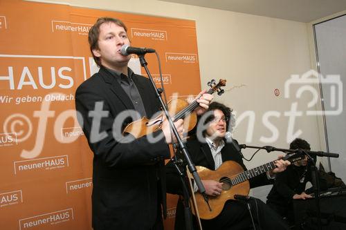 (C) Fotodienst/Anna Rauchenberger - 19.12.2007 - Wien - Der Verein neunerHAUS eröffnet das dritte Wohnhaus für obdachlose Menschen in Wien - Favoriten als Gemeinschaftsprojekt mit der Wohnbauvereinigung für Privatangestellte (WBV-GPA). FOTO: Für musikalische Umrahmung sorgte die Wienerliedband 'Die Strottern'