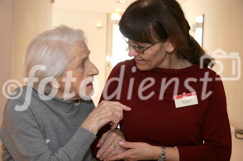 (C) fotodienst/Anna Rauchenberger - Wien 19.02.2007  - Gratulation zum 102. Geburtstag von Johanna Hilger durch die Bezirksseniorenbeauftragte und die Direktorin der Kursana Residenz Wien-Tivoli. FOTO v.l.: Johanna Hilger (102 Jahre), Erika Wagner (Residenz Kursana).