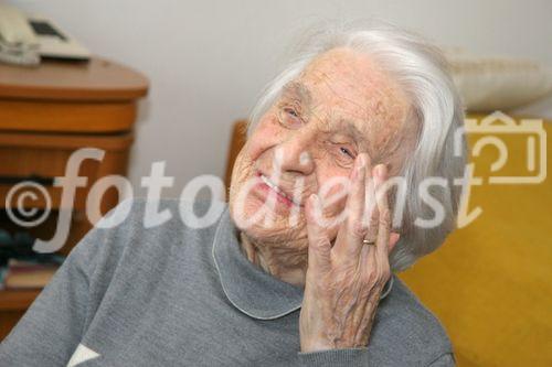 (C) fotodienst/Anna Rauchenberger - Wien 19.02.2007  - Gratulation zum 102. Geburtstag von Johanna Hilger durch die Bezirksseniorenbeauftragte und die Direktorin der Kursana Residenz Wien-Tivoli. FOTO: Johanna Hilger (102 Jahre).