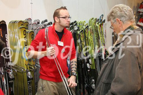 (C) Fotodienst/Anna Rauchenberger - 26.11.2007 - Wien - 10 Jahre Megastore Mariahilferstraße: Intersport Eybl zieht erste Bilanz. FOTO: Kunden bekommen bei Intersport Eybl erstklassige und kompetente Beratung.