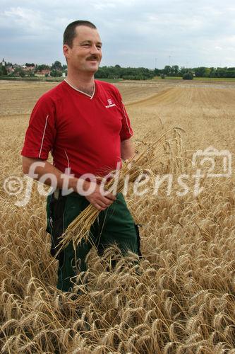 (C) Fotodienst/Anna Rauchenberger - Wien 13.07.2007 - Allianz für starke Regionen - Genussregion. Familie Sommer zählt auf ihrem Hof auf PÖTTINGER Landtechnik. PÖTTINGER ist Partner der Allianz für starke Regionen, die Landwirtschaftsminister Josef Pröll bei seiner Initiative GENUSS REGION ÖSTERREICH unterstützt. Die Allianzpartner stehen für ein regionales Produktangebot, das wiedererkennbar und wettbewerbsfähig ist.