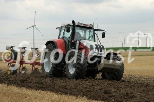 (C) Fotodienst/Anna Rauchenberger - Wien 13.07.2007 - Allianz für starke Regionen - Genussregion. Familie Sommer zählt auf ihrem Hof auf PÖTTINGER Landtechnik. PÖTTINGER ist Partner der Allianz für starke Regionen, die Landwirtschaftsminister Josef Pröll bei seiner Initiative GENUSS REGION ÖSTERREICH unterstützt. Die Allianzpartner stehen für ein regionales Produktangebot, das wiedererkennbar und wettbewerbsfähig ist.