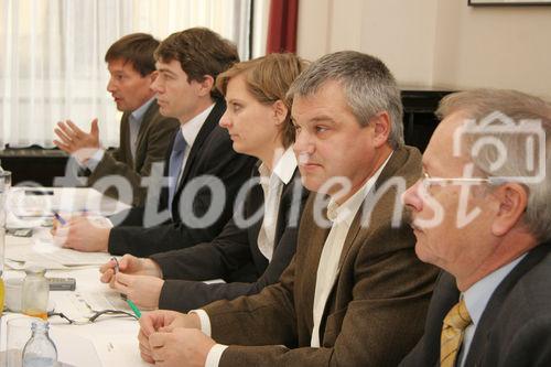 (C) Fotodienst/Anna Rauchenberger - 13.12.2007 - Wien - Der Entwurf für eine Novelle des Ökostromgesetzes hält den Versprechnungen nicht stand. Ökostromverbände fordern deutliche Verbesserungen des Ökostromgesetzes. FOTO v.l.: Mag. Stefan Moidl (IG Windkraft), Mag. Stefan Hantsch (GF IG Windkraft), DI Martina Prechtl (GF Kleinwasserkraft Österreich), Ing. Franz Kirchmeyr (Fachbereichsleitung Biogas, Arge Kompost & Biogas Österreich), Ing. Bernd Rumplmayr (Präsident der Photovoltaic Austria).