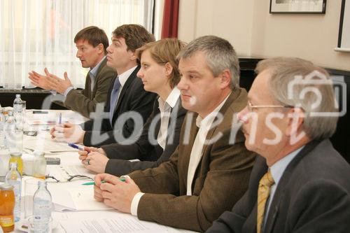 (C) Fotodienst/Anna Rauchenberger - 13.12.2007 - Wien - Der Entwurf für eine Novelle des Ökostromgesetzes hält den Versprechnungen nicht stand. Ökostromverbände fordern deutliche Verbesserungen des Ökostromgesetzes. FOTO v.l.: Mag. Stefan Moidl (IG Windkraft), Mag. Stefan Hantsch (GF IG Windkraft), DI Martina Prechtl (GF Kleinwasserkraft Österreich), Ing. Franz Kirchmeyr (Fachbereichsleitung Biogas, Arge Kompost & Biogas Österreich), Ing. Bernd Rumplmayr (Präsident der Photovoltaic Austria).