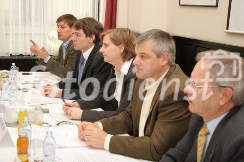 (C) Fotodienst/Anna Rauchenberger - 13.12.2007 - Wien - Der Entwurf für eine Novelle des Ökostromgesetzes hält den Versprechnungen nicht stand. Ökostromverbände fordern deutliche Verbesserungen des Ökostromgesetzes. FOTO v.l.: Mag. Stefan Moidl (IG Windkraft), Mag. Stefan Hantsch (GF IG Windkraft), DI Martina Prechtl (GF Kleinwasserkraft Österreich), Ing. Franz Kirchmeyr (Fachbereichsleitung Biogas, Arge Kompost & Biogas Österreich), Ing. Bernd Rumplmayr (Präsident der Photovoltaic Austria).