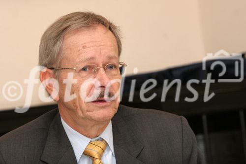 (C) Fotodienst/Anna Rauchenberger - 13.12.2007 - Wien - Der Entwurf für eine Novelle des Ökostromgesetzes hält den Versprechnungen nicht stand. Ökostromverbände fordern deutliche Verbesserungen des Ökostromgesetzes. FOTO: Ing. Bernd Rumplmayr (Präsident der Photovoltaic Austria).