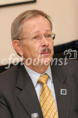 (C) Fotodienst/Anna Rauchenberger - 13.12.2007 - Wien - Der Entwurf für eine Novelle des Ökostromgesetzes hält den Versprechnungen nicht stand. Ökostromverbände fordern deutliche Verbesserungen des Ökostromgesetzes. FOTO: Ing. Bernd Rumplmayr (Präsident der Photovoltaic Austria).