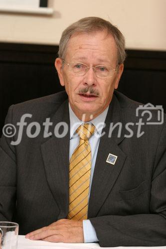 (C) Fotodienst/Anna Rauchenberger - 13.12.2007 - Wien - Der Entwurf für eine Novelle des Ökostromgesetzes hält den Versprechnungen nicht stand. Ökostromverbände fordern deutliche Verbesserungen des Ökostromgesetzes. FOTO: Ing. Bernd Rumplmayr (Präsident der Photovoltaic Austria).