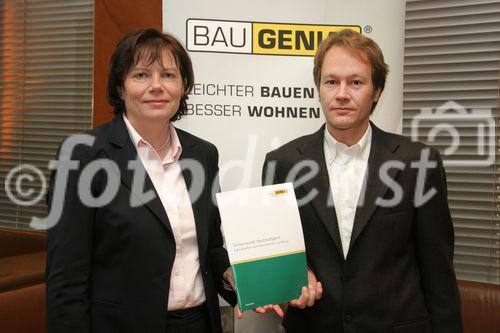 (C) Fotodienst/Anna Rauchenberger - 06.12.2007 - Wien - Die im Kyoto-Protokoll vereinbarten Ziele kann Österreich mit großer Wahrscheinlichkeit nicht einhalten. Die Bauwirtschaft könnte mit einem deutlichen Schwenk zu mehr Leichtbau ein wesentlicher Treiber in eine nachhaltigerer Zukunft sein. FOTO: DI Zdenka Debartoli (Sprecherin von BAU.GENIAL), DI Dr. Adolf Merl (PE International, Autor des Teilbereichs Nachhaltigkeit in der Studie 'Chancen und Potentiale des Leichtbaus'.