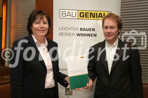 (C) Fotodienst/Anna Rauchenberger - 06.12.2007 - Wien - Die im Kyoto-Protokoll vereinbarten Ziele kann Österreich mit großer Wahrscheinlichkeit nicht einhalten. Die Bauwirtschaft könnte mit einem deutlichen Schwenk zu mehr Leichtbau ein wesentlicher Treiber in eine nachhaltigerer Zukunft sein. FOTO: DI Zdenka Debartoli (Sprecherin von BAU.GENIAL), DI Dr. Adolf Merl (PE International, Autor des Teilbereichs Nachhaltigkeit in der Studie 'Chancen und Potentiale des Leichtbaus'.