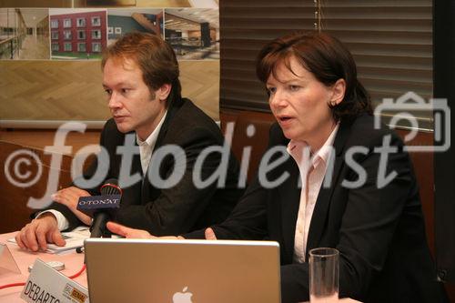 (C) Fotodienst/Anna Rauchenberger - 06.12.2007 - Wien - Die im Kyoto-Protokoll vereinbarten Ziele kann Österreich mit großer Wahrscheinlichkeit nicht einhalten. Die Bauwirtschaft könnte mit einem deutlichen Schwenk zu mehr Leichtbau ein wesentlicher Treiber in eine nachhaltigerer Zukunft sein. FOTO: DI Dr. Adolf Merl (PE International, Autor des Teilbereichs Nachhaltigkeit in der Studie 'Chancen und Potentiale des Leichtbaus', DI Zdenka Debartoli (Sprecherin von BAU.GENIAL).