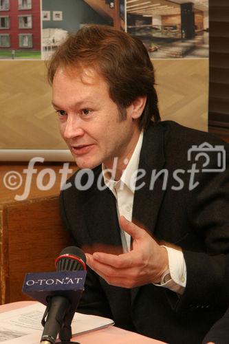 (C) Fotodienst/Anna Rauchenberger - 06.12.2007 - Wien - Die im Kyoto-Protokoll vereinbarten Ziele kann Österreich mit großer Wahrscheinlichkeit nicht einhalten. Die Bauwirtschaft könnte mit einem deutlichen Schwenk zu mehr Leichtbau ein wesentlicher Treiber in eine nachhaltigerer Zukunft sein. FOTO: DI Dr. Adolf Merl (PE International, Autor des Teilbereichs Nachhaltigkeit in der Studie 'Chancen und Potentiale des Leichtbaus'