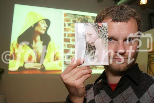 (C) Fotodienst/Anna Rauchenberger - 05.11.2007 - Wien - Stephan Doleschal präsentiert das Buch 'der seele weites land 2'. 2003 erschien der erste, bereits vergriffene Band der Trilogie, die unter dem Motto ?im trivialen das transzendente suchen? steht. FOTO: Stephan Doleschal (Fotograf, Bereich Portrait, Mode) mit seinem neuen Buch