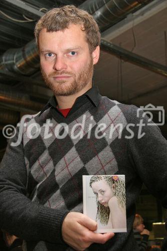 (C) Fotodienst/Anna Rauchenberger - 05.11.2007 - Wien - Stephan Doleschal präsentiert das Buch 'der seele weites land 2'. 2003 erschien der erste, bereits vergriffene Band der Trilogie, die unter dem Motto ?im trivialen das transzendente suchen? steht. FOTO: Stephan Doleschal (Fotograf, Bereich Portrait, Mode).