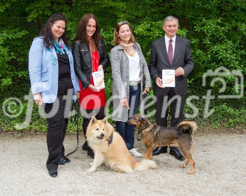 (c) fotodienst / Anna Rauchenberger - Wien, am 26.04.2011 - Das Gesundheitsministerium und der Verein 'Tierschutz macht Schule' präsentierten eine neue Initiative 'Mensch und Tier, aber sicher!' im Schönbrunner Schlosspark. FOTO v.l.: Mag. Gudrun Braun, Hundeexpertin, Maggie Entenfellner, Vizepräsidentin des Vereins 'Tierschutz macht Schule', Monika Weinzettl, Schauspielerin, BM Alois Stöger, Gesundheitsminister.