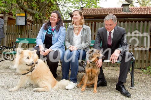 (c) fotodienst / Anna Rauchenberger - Wien, am 26.04.2011 - Das Gesundheitsministerium und der Verein 'Tierschutz macht Schule' präsentierten eine neue Initiative 'Mensch und Tier, aber sicher!' im Schönbrunner Schlosspark. FOTO v.l.: Mag. Gudrun Braun, Hundeexpertin, Monika Weinzettl, Schauspielerin, BM Alois Stöger, Gesundheitsminister