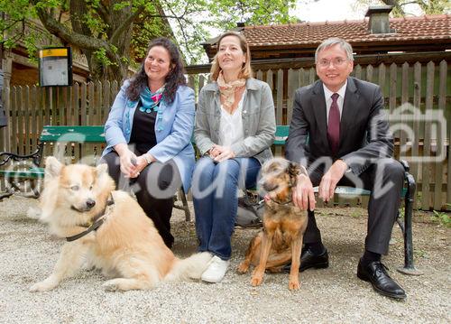 (c) fotodienst / Anna Rauchenberger - Wien, am 26.04.2011 - Das Gesundheitsministerium und der Verein 'Tierschutz macht Schule' präsentierten eine neue Initiative 'Mensch und Tier, aber sicher!' im Schönbrunner Schlosspark. FOTO v.l.: Mag. Gudrun Braun, Hundeexpertin, Monika Weinzettl, Schauspielerin, BM Alois Stöger, Gesundheitsminister