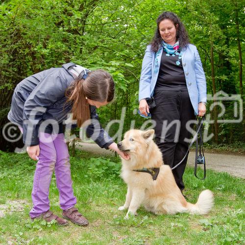 (c) fotodienst / Anna Rauchenberger - Wien, am 26.04.2011 - Das Gesundheitsministerium und der Verein 'Tierschutz macht Schule' präsentierten eine neue Initiative 'Mensch und Tier, aber sicher!' im Schönbrunner Schlosspark. FOTO: Ein Mädchen und Mag. Gudrun Braun, Hundeexpertin, zeigen, wie man sich Hunden richtig nähert.