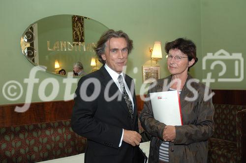 Seit 1997 haben 83.000 KursteilnehmerInnen an einem Österreich Institut Deutsch gelernt.
Foto v.li: Emil Brix (Leiter der Kulturpolitischen Sektion im Bundesministerium für europäische und internationale Angelegenheiten); Brigitte Ortner (GF der Österreich Institut GmbH) 
©fotodienst/Nadine Bargad