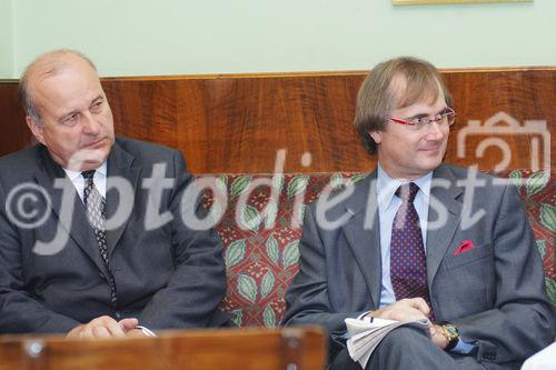 Seit 1997 haben 83.000 KursteilnehmerInnen an einem Österreich Institut Deutsch gelernt.
Foto v.li: Dr. Florian Haug (Vorsitzender)
Bundesministerium für europäische und internationale Angelegenheiten; Andreas Pawlitschek (Leiter Referat für Kulturelle Öffentlichkeitsarbeit); Emil Brix (Leiter der Kulturpolitischen Sektion im Bundesministerium für europäische und internationale Angelegenheiten)
©fotodienst/Nadine Bargad