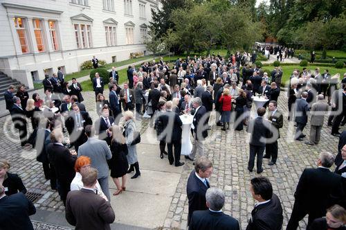 IT Experten warten auf den Beginn -
Bitkom Sommerfest 2007, Hamburger Bahnhof, Berlin