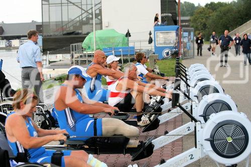 Auch am Rande der WM halten sich die erstaz Leute der Ruderer mit Handicap fit, bei einem Ergometer Wettbewerb. Den die Starterin der USA gewinnen konnte.  