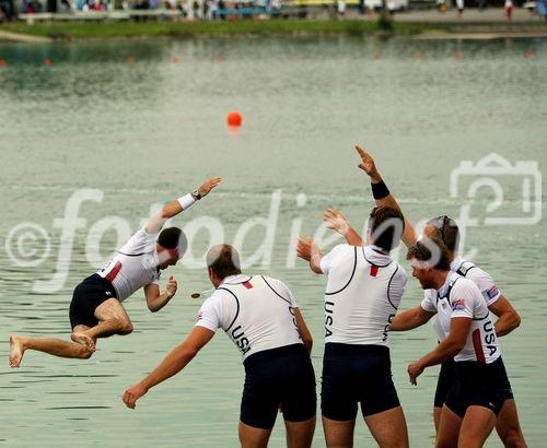 So gehen Weltmeister im Men`s Coxed Four mit ihrem Steuermann um.