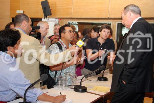 (C) Fotodienst/Anna Rauchenberger - Wien 27.08.2007 - Konferenzeröffnung zu den Wiener Klimagesprächen. FOTO: UNFCCC Executive Secretary Yvo de Boer wird von Journalisten bestürmt.