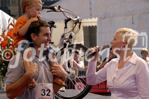 Foto: Herr Marcel Züger & Sohn (3. Rang), Frau Susanne Kunz (Moderatorin SF)
Emmentaler Käseroll-Meisterschaft am Züricher Hauptbahnhof (C)Fotodienst/Tabea Vogel