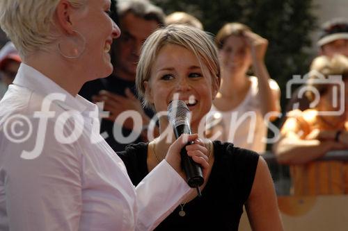 Foto: Frau Fabienne Heyne (Moderatorin Viva)
Emmentaler Käseroll-Meisterschaft am Züricher Hauptbahnhof (C)Fotodienst/Tabea Vogel