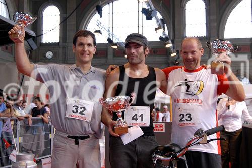 Foto: Herr Marcel Züger (3.Rang), Herr Peter Limacher (1.Rang), Herr Peter Gisler (2.Rang)
Emmentaler Käseroll-Meisterschaft am Züricher Hauptbahnhof (C)Fotodienst/Tabea Vogel