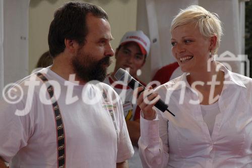 Foto: Herr Christian Wüthrich (Käse-Weltmeister), Frau Susanne Kunz (Moderatorin SF)
Emmentaler Käseroll-Meisterschaft am Züricher Hauptbahnhof (C)Fotodienst/Tabea Vogel