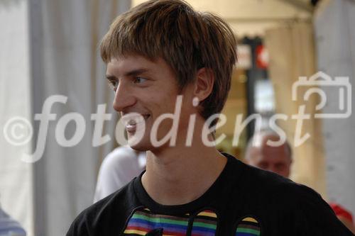 Foto: Herr Nicolas Müller (Snowboarder)Emmentaler Käseroll-Meisterschaft am Züricher Hauptbahnhof (C)Fotodienst/Tabea Vogel