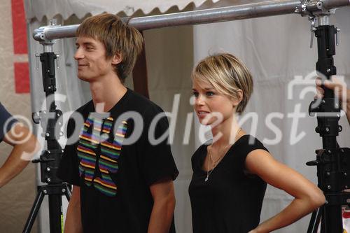 Foto: Herr Nicolas Müller (Snowboarder), Frau Fabienne Heyne (Moderatorin Viva)
Emmentaler Käseroll-Meisterschaft am Züricher Hauptbahnhof (C)Fotodienst/Tabea Vogel