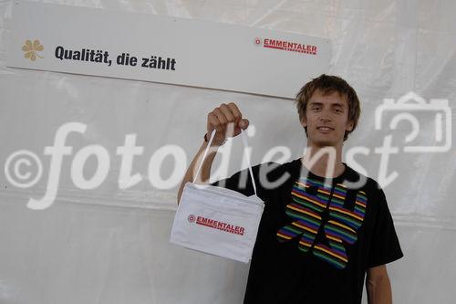 Foto: Herr Nicolas Müller (Snowboarder) 
Emmentaler Käseroll-Meisterschaft am Züricher Hauptbahnhof (C)Fotodienst/Tabea Vogel