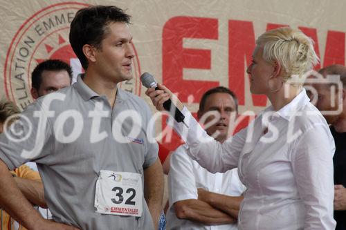 Foto: Herr Marcel Züger (3.Rang), Frau Susanne Kunz (Moderatorin SF)Emmentaler Käseroll-Meisterschaft am Züricher Hauptbahnhof (C)Fotodienst/Tabea Vogel