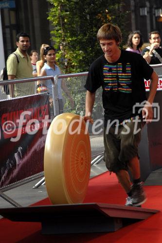 Foto: Herr Nicolas Müller (Snowboarder)Emmentaler Käseroll-Meisterschaft am Züricher Hauptbahnhof (C)Fotodienst/Tabea Vogel