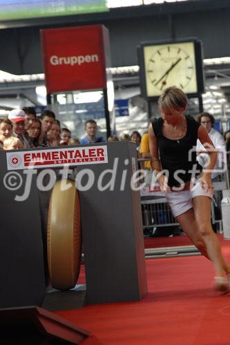 Foto: Frau Fabienne Heyne (Moderatorin Viva)
Emmentaler Käseroll-Meisterschaft am Züricher Hauptbahnhof (C)Fotodienst/Tabea Vogel