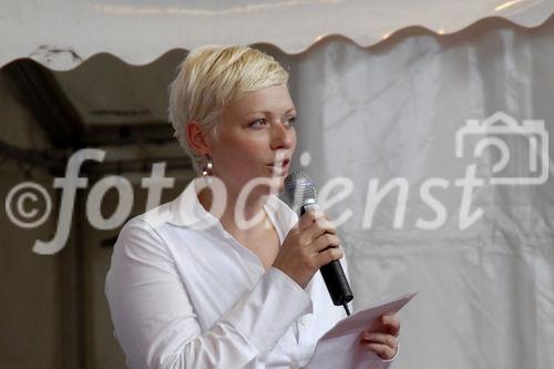 Foto: Frau Susanne Kunz (Moderatorin SF)
Emmentaler Käseroll-Meisterschaft am Züricher Hauptbahnhof (C)Fotodienst/Tabea Vogel